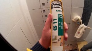 Клеим потолочные плинтуса в ванне