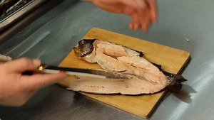 ФОРЕЛЬ горячего копчения: мастер-класс разрезания идеальной рыбы