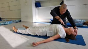 Тантра йога. Запуск энерговолны у девушки.