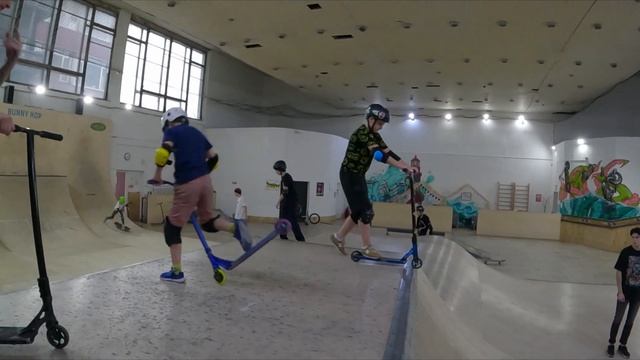 Nose Manual трюк на самокате - учится Петя. Вот когда нужно терпение и труд.