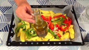 Колбаски из Фарша в духовке с Картофелем и Болгарским перцем ! Вкусный и простой рецепт !