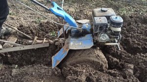 Hyundai 1050 выход из болота