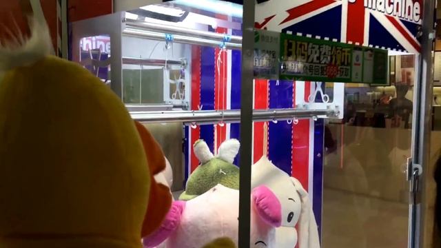 ОХОТА ЗА ИГРУШКАМИ Часть 1 | Играем в Автоматы Игрушек с Донки! смотреть онлайн