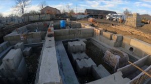 Монтаж фундаментных блоков. Строительство многоэтажки.