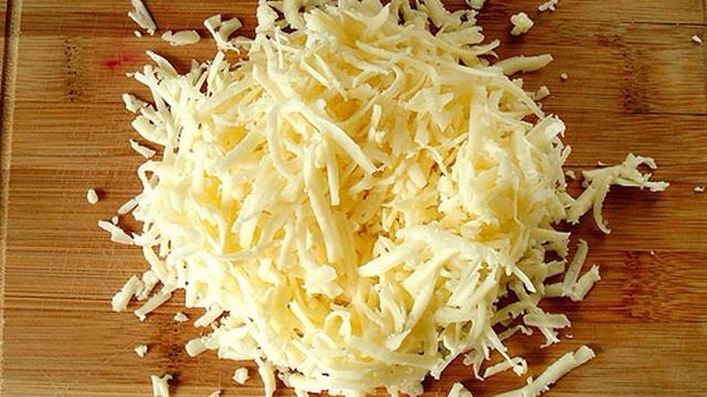 Луковый пирог из слоеного теста