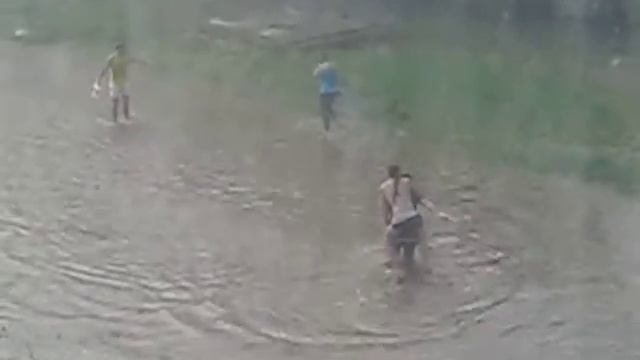 Это нужно видеть!!! Пьяная молодежь купается и ныряет в грязной луже.Часть 1.