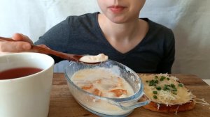 МУКБАНГ Манная каша с хурмой и сырный бутерброд  АСМР  | MUKBANG Semolina porridge, cheese sandwich