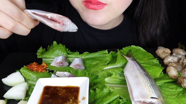 ASMR "RAW Gizzard shad" 전어회 통째로 아그작 씹어먹기 MUKBANG EATING SOUNDS ASMR | Sua ASMR 수아 смотреть онлайн