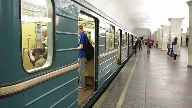 Moscow Classic metro Kropotkinskaya/Metro clásico de Moscú en Kropotkinskaya/Кропоткинская
