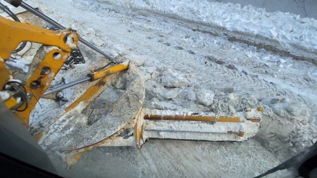 Уборка снега на шнекороторе. Продолжаем приводить дороги в порядок. смотреть онлайн
