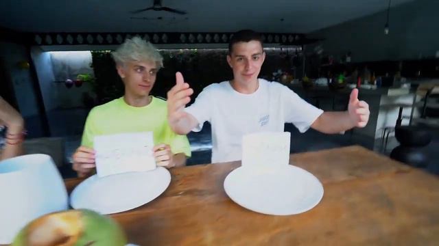 БОЛЬШАЯ МАЛЕНЬКАЯ ИЛИ СЕРЕДНЯЯ ЕДА ЧЕЛЛЕНДЖ ! смотреть онлайн