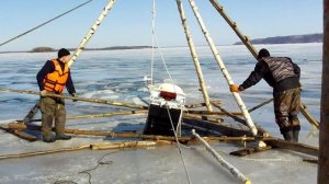 Как вытащить снегоход из под льда.