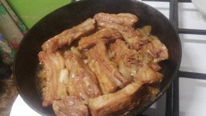 ЖАРЕНАЯ СВИНАЯ ГРУДИНКА С ЛУКОМ!!!