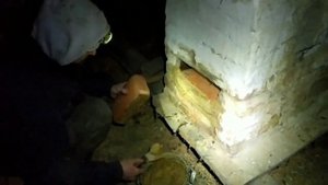 Почистили дымоход и боровок печки каменки, ставим кирпичи на место.