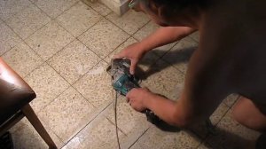 В  квартире  режем  плитки пола  без  пыли.