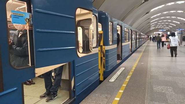 Подвижной состав Московско-Петроградской (2) линии метро Санкт-Петербурга смотреть онлайн