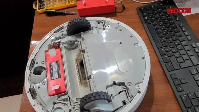 Замена АКБ и обслуживание робота-пылесоса Xiaomi Mi Robot Vacuum Cleaner опыт использования. смотреть онлайн