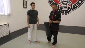 Учись правильно с самого начала. Отрабатываем удары ногами на ручной макиваре. Удар с передней ноги