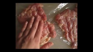 Запекаем рулетики из куриного бедра с черносливом в сливках