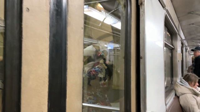 Поездка по Замоскворецкой линии с Выходом на каждой станции от Ховрино до Алма Атинской смотреть онлайн