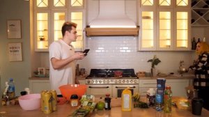 Мать ругает сына пока готовит