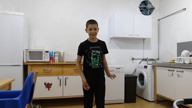 Валентин показывает фокус Исчезновение прищепки Как рассмешить ребёнка #длядетей смотреть онлайн