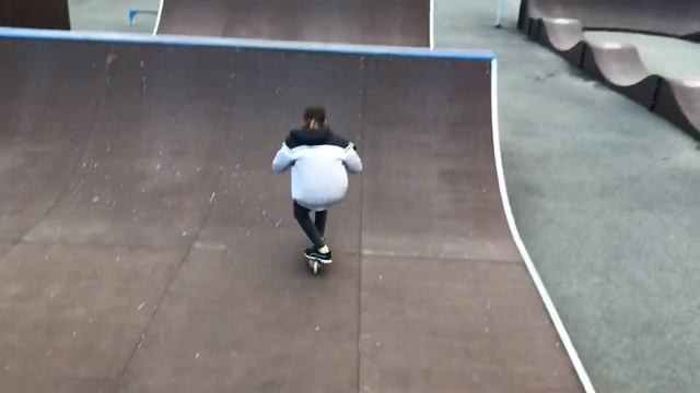 ПРИЕХАЛ В БОЛЬШОЙ СКЕЙТПАРК | ПРОБУЮ ПРЫГАТЬ СПАЙН смотреть онлайн