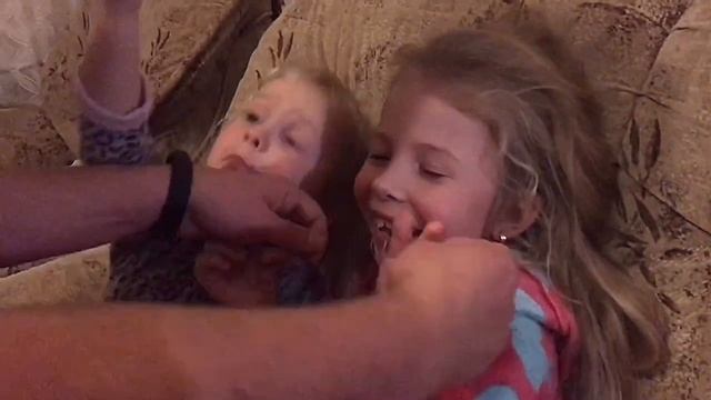 ВЫРЫВАЕМ МОЛОЧНЫЙ ЗУБ. Очень смешно :) смотреть онлайн