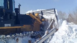 трактор большой чистит снег