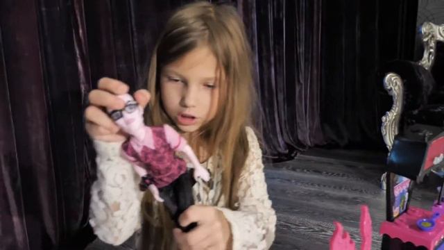Я с игровым набором MONSTER HIGH. Кухня вампиров с Дракулаурой и ее отцом смотреть онлайн