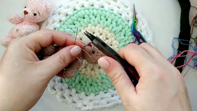 Как я делаю вышивку на вязаных игрушках // Вышивка рококо // Вышивка мулине смотреть онлайн