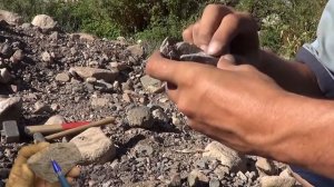 Слюда и вкрапления в речных камнях