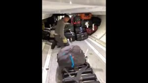 Таким непростым способом загружают багаж пассажиров в самолет