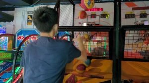 [April Fools 2021] Basketball Arcade Games - Two-handed with XS Balls & Endless Ending?! (最後打到壞埋機)