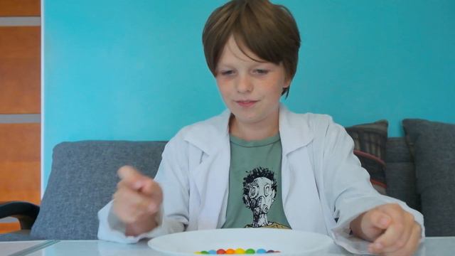 Как Сделать Радугу из SKITTLES? ♥ Эксперимент с конфетами и водой! Skittles Science Experiment Fun смотреть онлайн