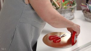 Как упаковать корзину в подарочную пленку своими руками? Мастер-класс по подаркам от Ирины Блиновой