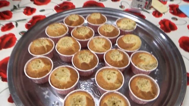 Капкейки на сметане с карамельно-ореховой начинкой