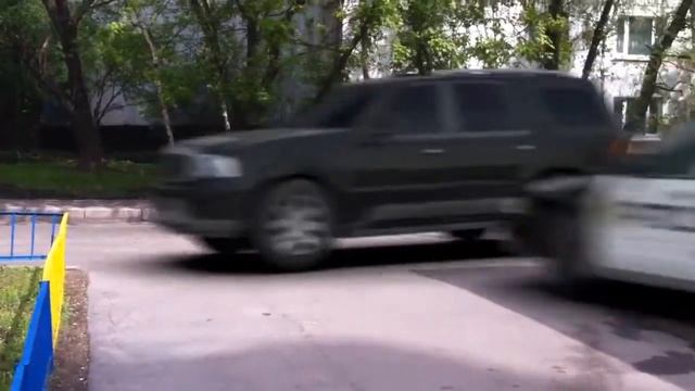 Авария возле парикмахерской.mov смотреть онлайн