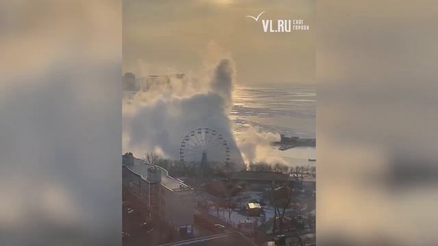 VL.ru - На набережной в небо бьёт столб воды смотреть онлайн