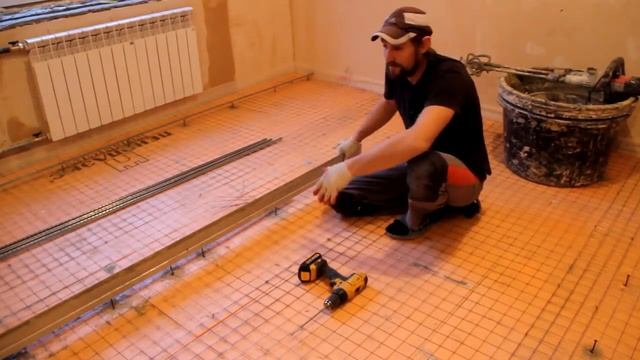 Стяжка пола Ровный пол Тонкости работы Установка маяков для стяжки Стяжка по маякам Выравниваем пол