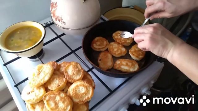 Приготовление домашних оладий в деревне