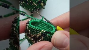 Вяжем крючком широкий браслет из бисера. Браслет из бисера со змеиным принтом