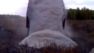 Выгрузка мраморного отсева (мраморной крошки). КРАЗом 12 тонн