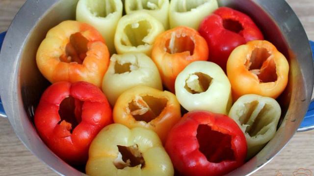 Перец фаршированный мясом кролика и овощами