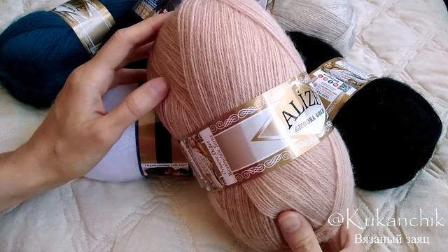 Связала спицами зайца-игрушку. Он получился очень реалистичным