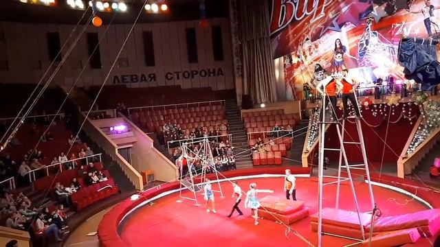 Луг@нский Цирк Акробаты на качелях ! Неудачное приземление гимнастки ! смотреть онлайн