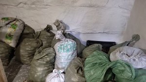 Завалили дом вещами после переезда .