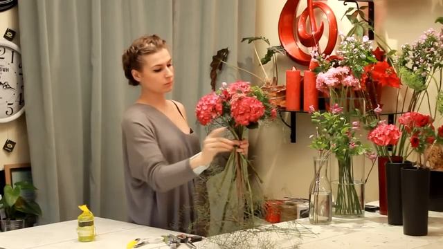 Уроки флористики Славы Роска. Виктория Орлова. Нежный круглый букет на каркасе из корал ферна. смотреть онлайн