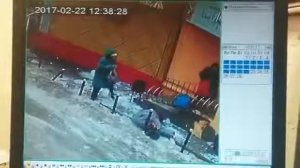 Сосулька с крыши упала на женщину.