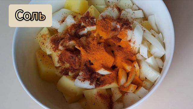 Запеченый картофель с луком. Картофель запеченый в духовке. Картофель в духовке рецепт.